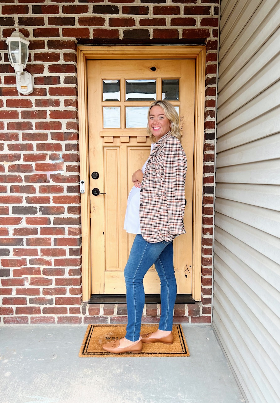 Maternity Capsule Wardrobe: Fall/Winter (20 Pieces) + Outfits